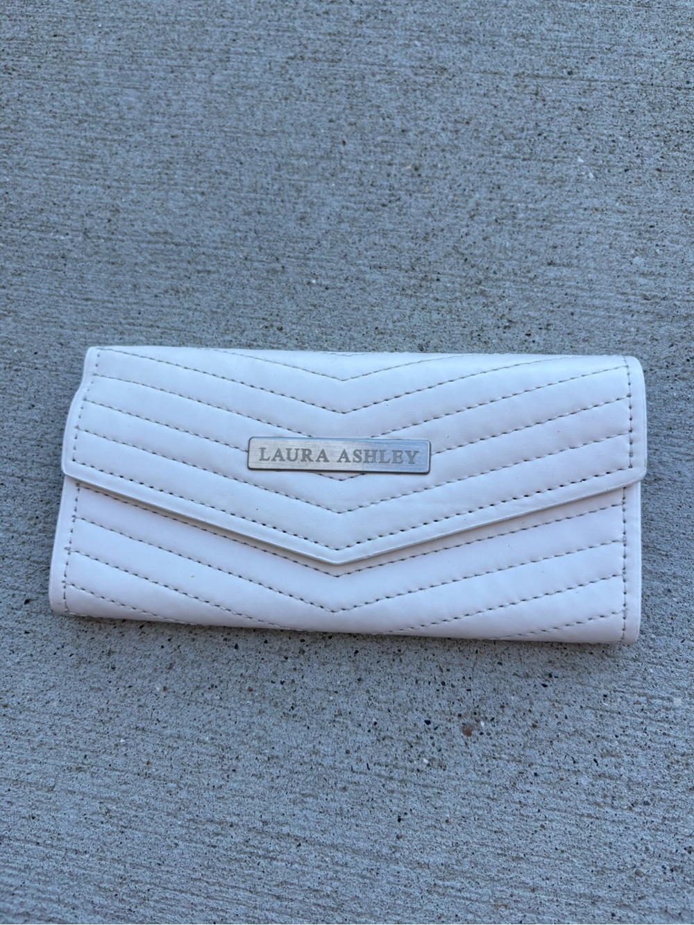 LAURA ASHLEY SUNGLASSES CASE & GLASS WIPE